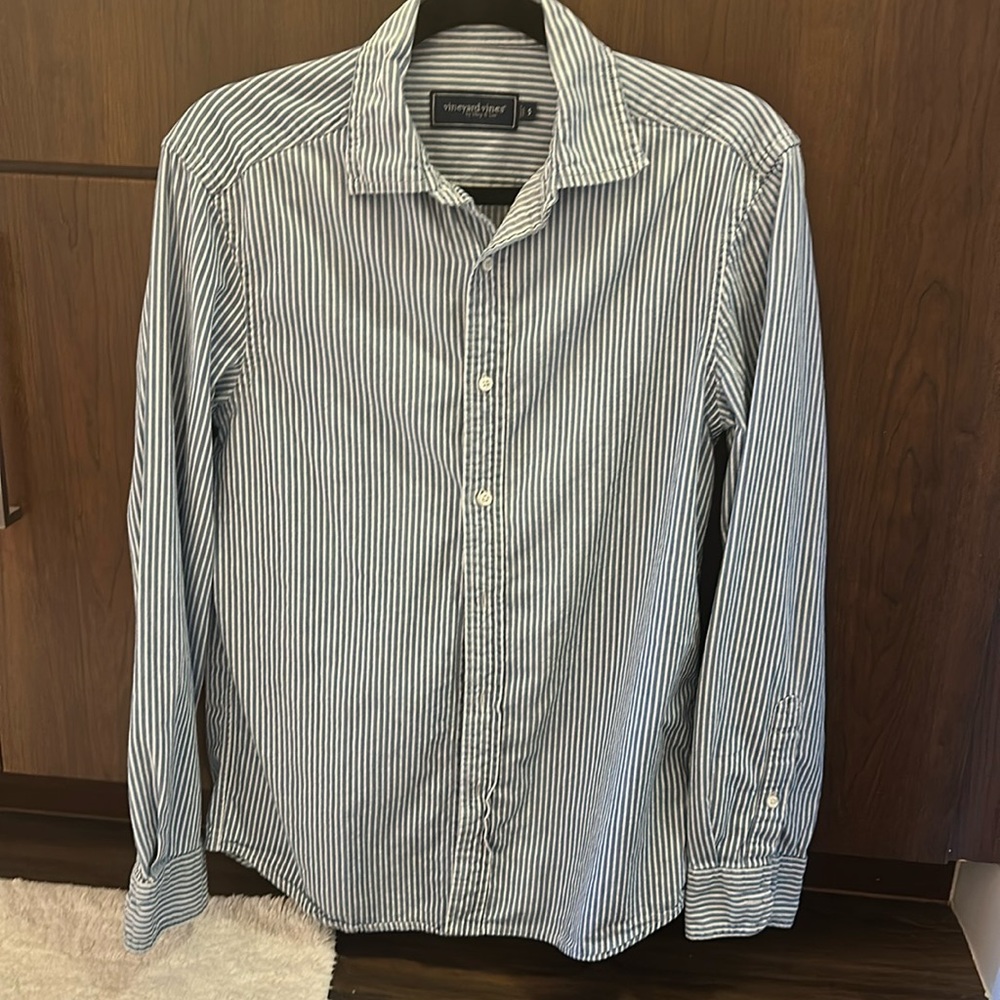 Men’s Vineyard Vines button down shirt